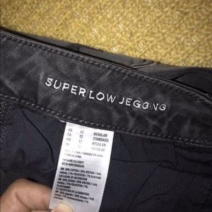 Distressed cropped jeans